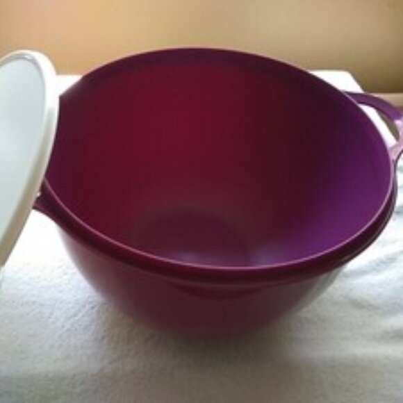 Tupperware Thatsa Mega Bowl  Handled Bowl 42Cups Sheer Purpulicious w White Seal - Picture 2 of 4